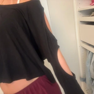 Topp med hålärmar - Skutcool top med utskurna ärmar!💗