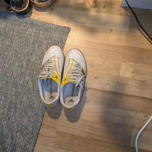 ✨Vintage Adidas predator shoes✨👟💛 - Kul och snygga vintage Adidas skol. Använd ett fåtal gånger och i bra skick.✨✨ Skriv för mer info💕