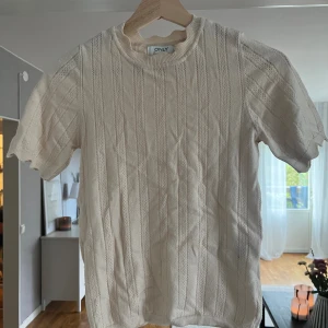 T shirt only  - Söt t shirt från only, stl xs/S Super mjukt material och gulligt mönster.