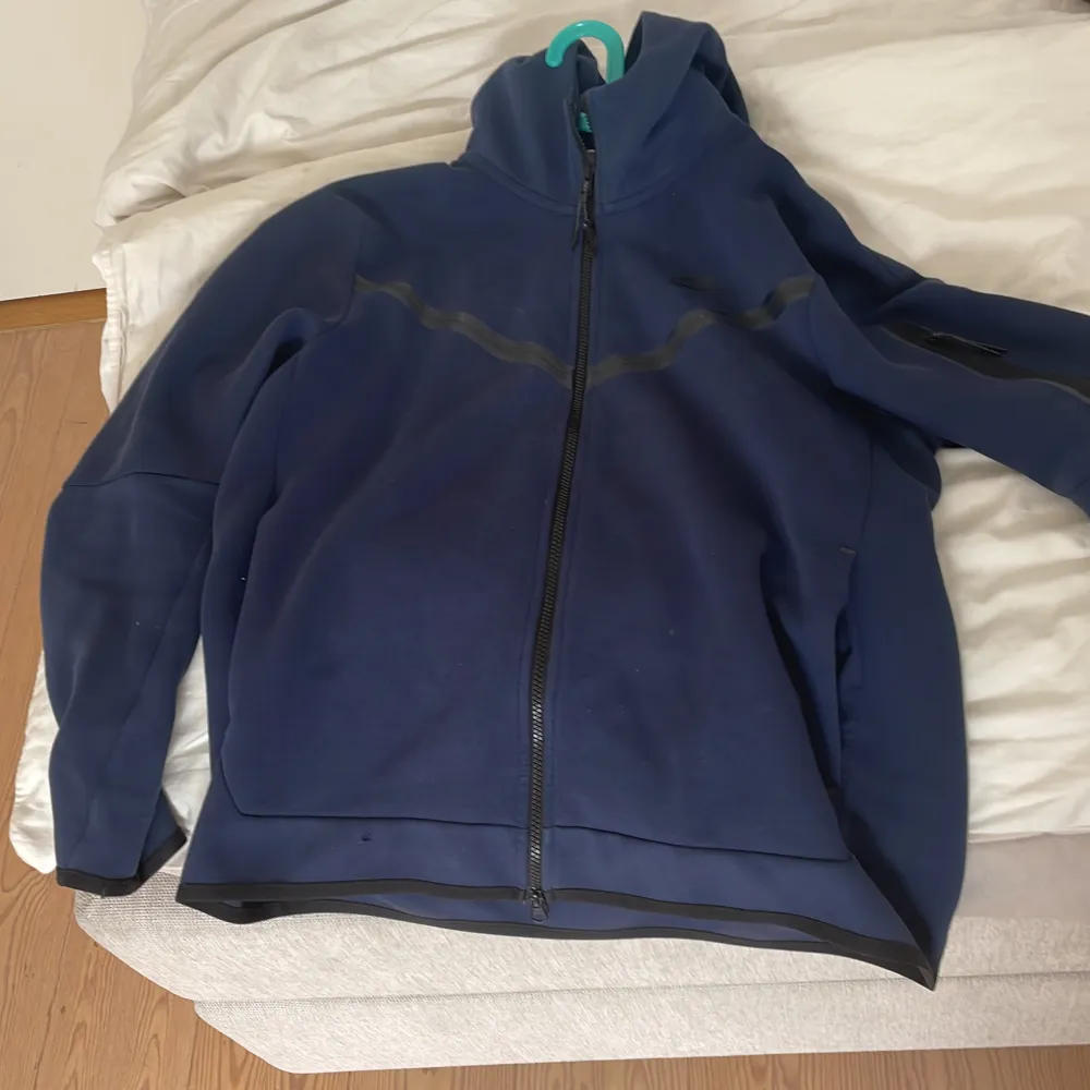 Äkta Nike tech, mörkblå, har använt den under 10 ggr. Pris kan diskuteras . Hoodies.