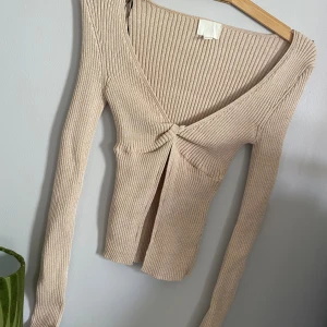 Långärmad beige/ljusrosa tröja från H&M - Här säljer jag min långärmade beiga/ljusrosa tröja från H&M. Väldigt lik Ginas virala tröjor. Den är gjort av ett väldigt stretchigt material och är i storlek xs.