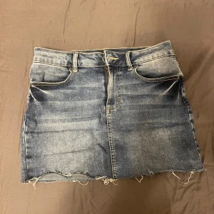 Mini jeans kjol  - Midjemått 35 cm (men stretchig). Längd 31cm 🩷