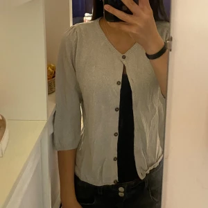 Kortärmad Kofta - En silverglittrig kortärmad kofta från Hm i storlek 158/164 men passar xs-s. Bra skick men väldigt fin. Skriv vid frågor annars tryck gärna på köp nu😁💕