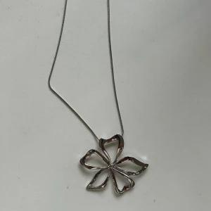Silver halsband med stor blomma - Skriv för frågor