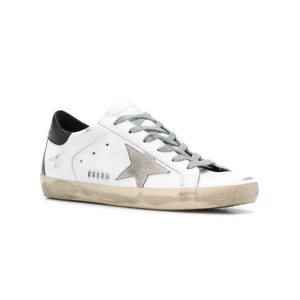 Golden goose skor - Säljer dess extremt eftertraktade Golden goose sneakers. Skorna är i storlek 44 o är extremt sköna.☺️ Skicket på skorna är 8/10 då dom är använda men ändå fortfarande riktigt bra skick! Kontakta mig vid intresse eller andra frågor🤩
