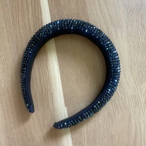 Diamant diadem - Skitsnyggt marinblått diamant diadem, inga diamanter saknas och det är helt nytt och oanvänt. Skönt att ha på sig och skaver inte, säljer pga får inte användning💓original pris: 129kr