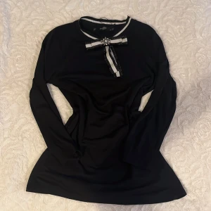 Svart blus - En jättefin svart blus med detaljer och trekvartsärmar💓Storlek XS, fråga för mått om det behövs☺️  