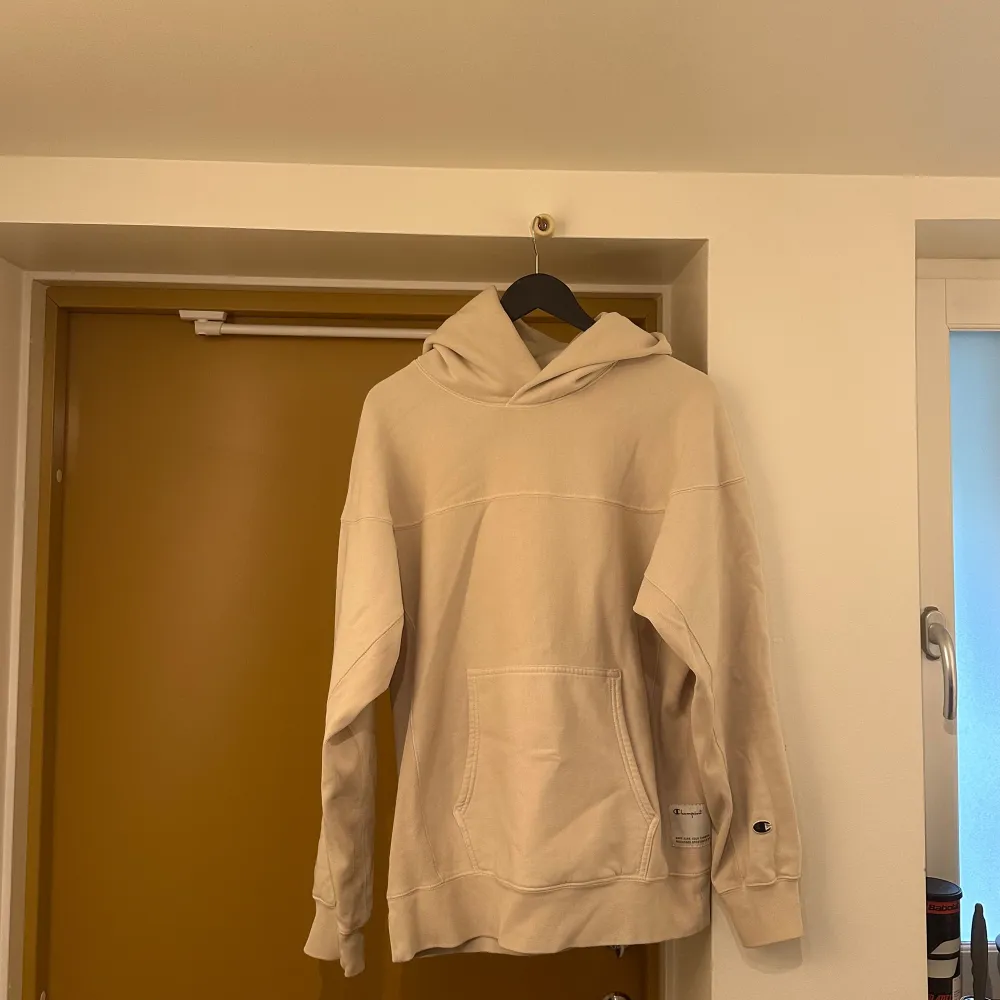 Beige hoodie från Champion i storlek M. Använd sällan utan fläckar eller slitage.. Hoodies.