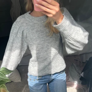 Grå stickad tröja från ICHI - Jättesöt stickad tröja😍fint skick. Fluffiga ärmar med fina detaljer vid axlarna, sticks inte💗storlek s 