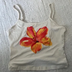 Hibiskus linne - Linnet är i nyttskick, har endast använt en gång. Säljer då jag rensar kläder och detta är ett plagg som inte kommer till användning. Linnet är i storlek XS, men skulle säga att den även passar för de som har storlek S. 