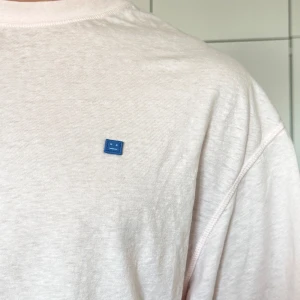 Acne t-shirt  - Cool t-shirt från Acne i stl L. Nypris 1900 kr.