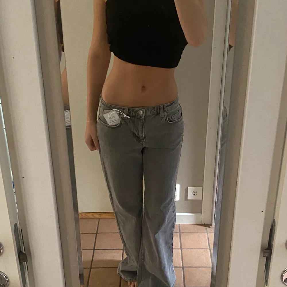 Säljer superfina helt nya lowwaist jeans från nakd 💕 Aldrig använda med lappen och påsen kvar 💕 Ordinarie pris 799kr 💕😋 storleken är även slutsåld på hemsidan💕. Jeans & Byxor.