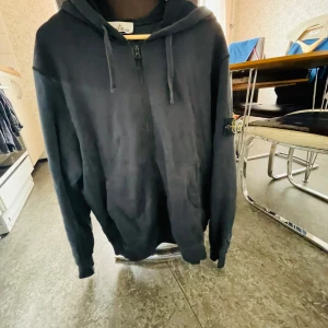 Stone island zip Hoodie  - Mycket skön och fin tröja i storlek XXL Finns en liten fläck ovanför fickan på höger sida som är lite tråkig  Köparen står för frakt  Kan skickas spårbart 