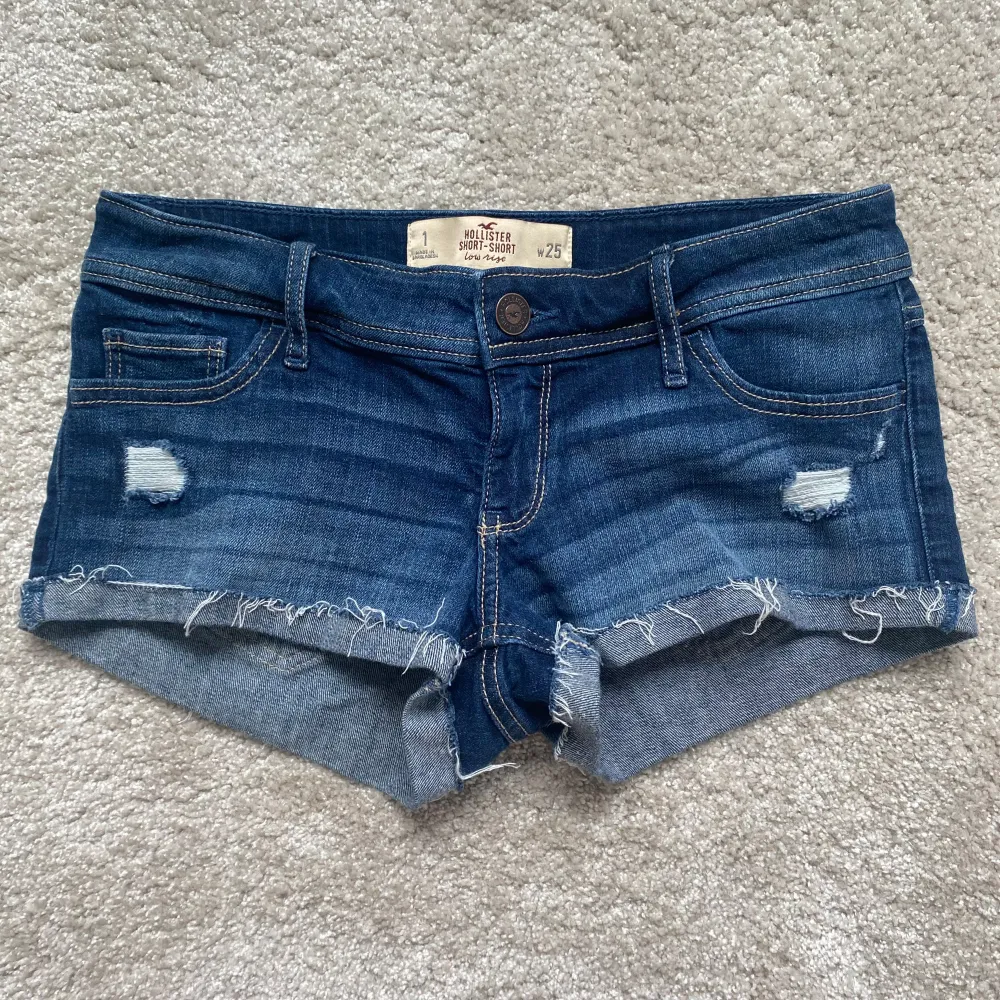 supersnygga lågmidjade hollister jeansshorts med hål. strl w25, som en xs/s ungefär! skriv vid minsta fundering💓. Shorts.