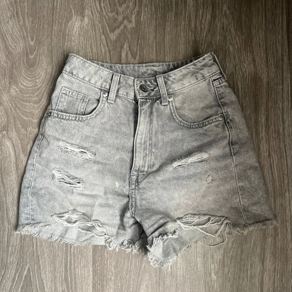 Grå ripped jeansshorts från H&M, i storlek 32. Skriv för fler frågor eller diskutera pris m.m.💞. Shorts.