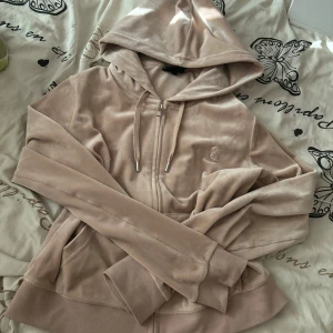 Neutral Juicy Couture kofta - Säljer min favoritkofta då jag vill köpa en likadan i en roligare färg. Färgen är kallt ljusbrun i namnet ”Fungi” och nypris på koftan är 1300.