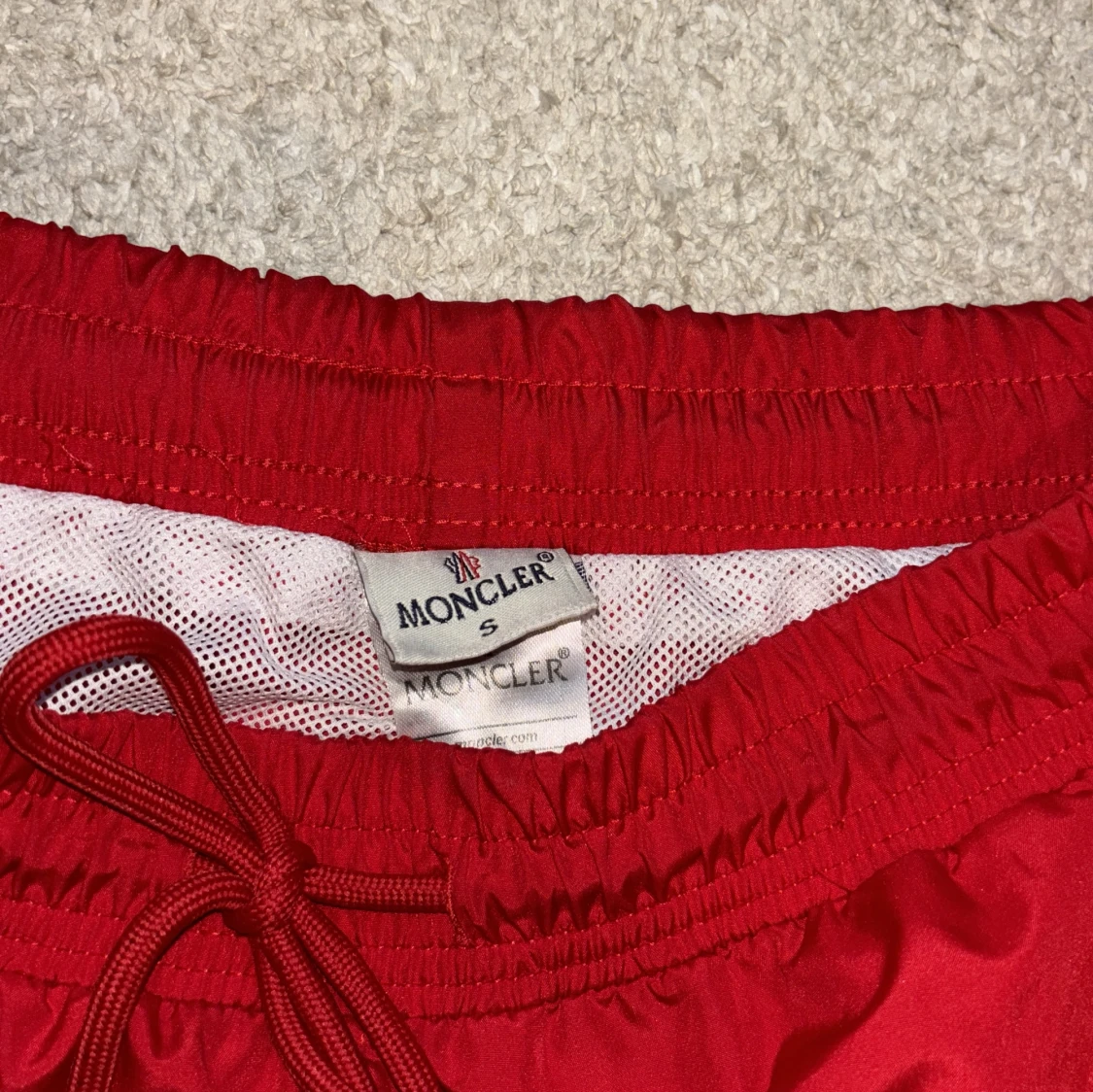 Röda Moncler badshorts  - 91