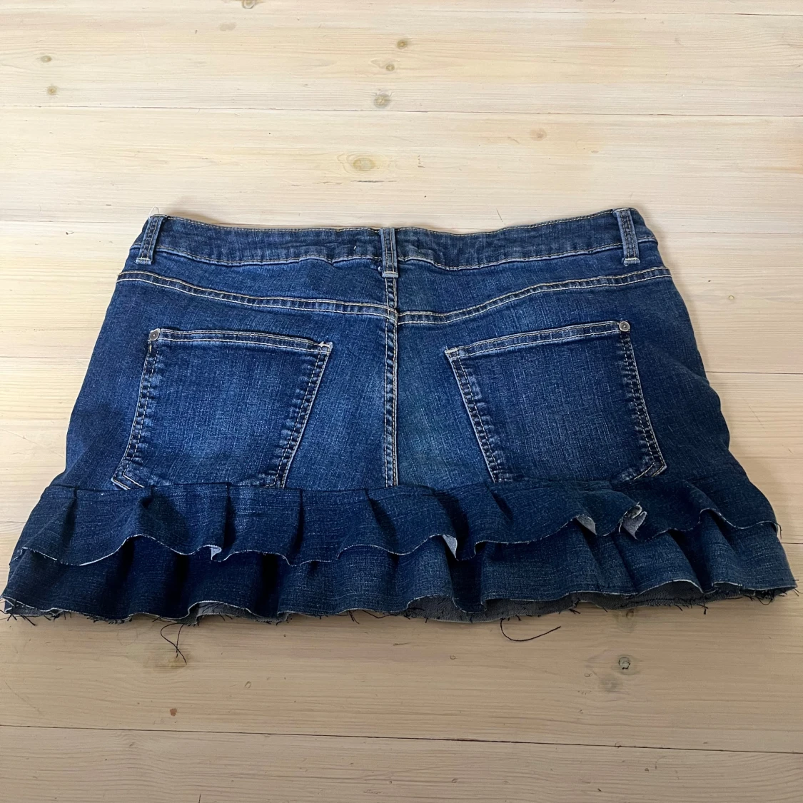 Lågmidjad jeanskjol med volang  - 90