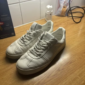 Valentino Flycrew - Hej nu säljer jag mina feta valentino flycrew som är perfekta för sommaren! Skorna saknar bara två nitar på den högra skon!