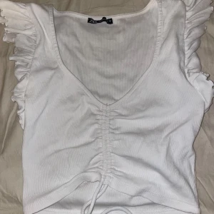 Topp - Säljer nu min topp från zara som inte kommer till någon användning för den är lite för stor för mig