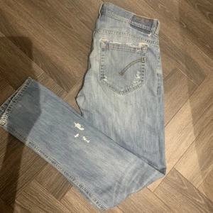 dondup george  - Ett par riktigt feta och unika dondups, storlek 35 fast sitter mer som en 33, Dm ifall ni vill ha mer bilder 🙌