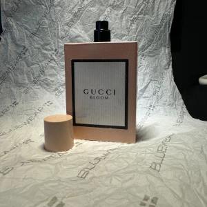 GUCCI BLOOM GUCCI  - Jag säljer sampels och priset är per milliliter ( INTE HELA FLASKAN))   17kr per milliliter (1ml = 10 spray )  Priset är fast men vid större beställningar kan priset diskuteras!