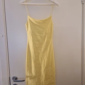 Zara Klänning - Gullig ljusgul tajt miniklänning från Zara. Lite genomskinlig men inga problem om man bara har "rätt" underkläder. Dubbelt tyg över brösten. Storlek S men passar mig som har XXS, dock väldigt stretchig också. Aldrig använd, lapparna kvar💛