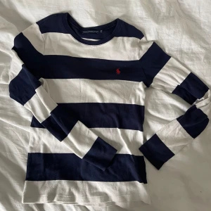 Ralph Lauren tröja - Helt ny Ralph lauren tröja. Storlek M men är mer som ett S. Perfekt med en vit kjol eller vita kostymbyxor. 