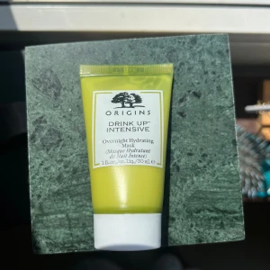 Overnight ansiktsmask  - En ansiktsmask du applicerar på fuktigt ansikte innan du ska sova! Du har sedan på den hela natten🙂Den är inte använd men kan vara att jag har testat den på handen☺️