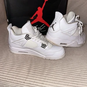 Jordan 4 Retro metallic white - Tjena!  Säljer nu mina Jordan 4 då jag inte har någon användning till dom, är lite smutsiga under men lätt att ta bort. Det är inga skador på skorna eller liknade märken.😁 använda några gånger bara.😃