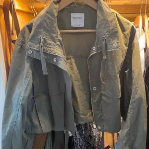 Jacka  - Snygg jacka i bra skick använd endast en gång:) 