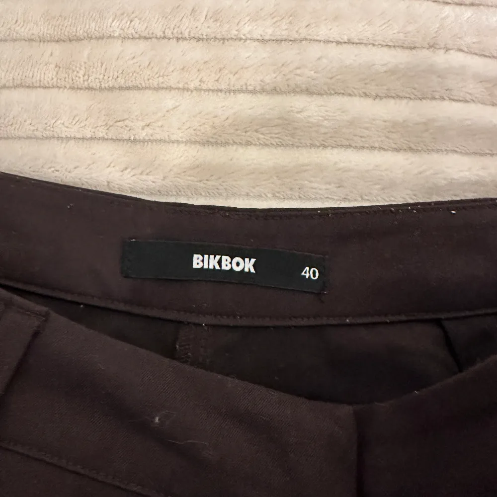 Kostymbyxor från BikBok i storlek 40, fin mörkbrun färg. Använd ett antal gånger därav lite knottror, men går att få bort lätt (något jag kan fixa)🤎. Jeans & Byxor.