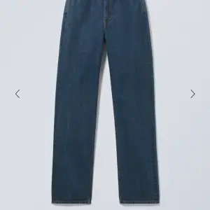 Jeans från Weekday, modell Rowe, med raka ben och hög midja.  Färgen är en mörkblå, lite urtvättad typ.  Nypris är 590 men jag säljer för 150 kr. Storleken är W29L34