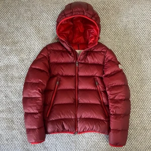 Moncler Chauvon - Säljer nu min fräscha Moncler Chauvon jacka. Jackan är i superfint skick 8/10, stitching har släppt lite på cartoonen (bild 3). Jackan är i storlek 2 vilket motsvarar storlek S/M. Självklart autentisk. Hör gärna av dig vid frågor eller fler bilder😁👊🏽