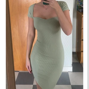 Grön klänning  - En snygg grön tight klänning som passar bra till sommar och festligheter!🥰Använd endast 1 gång så mycket bra skick!