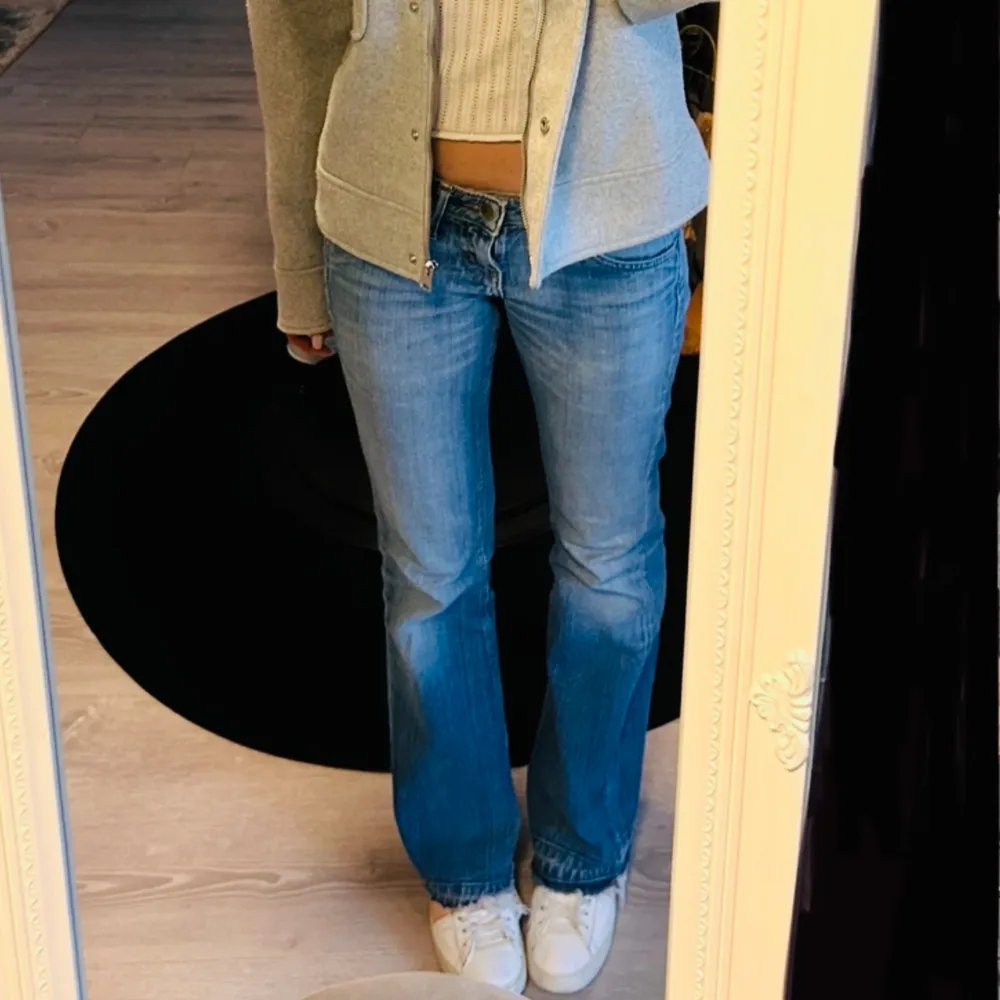 Lågmidjade jeans med snygg tvätt, strl S ungefär 🫶 skriv privat vid frågor eller fler bilder, kolla gärna in det andra jag säljer 💓. Jeans & Byxor.