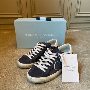 Philippe Model skor - NYA & OANVÄNDA Philippe Model skor, köpta från deras hemsida | Nästan helt slutsålda nu, därav väldigt eftertraktade | Tyvärr satt de tajt på mig | Storlek 40 (innermått 26,9 cm) | Allt original som kom med ingår | Bara att höra av dig vid fundering