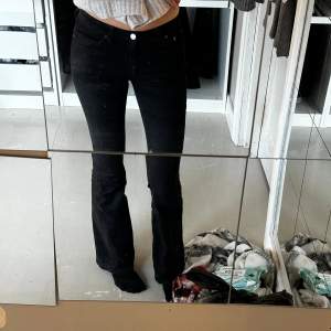 Lågmidjade svarta jeans ifrån weekday som tyvärr har blivit för små för mig. Jätte fina basic jeans som man kan ha till mycke. 