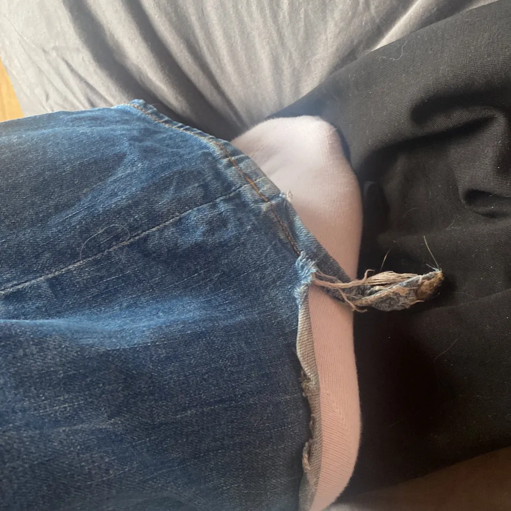 Jätte fina Lee jeans i storlek 36❤️ skriv vid mer frågor och dom är lite slitna där nere men inget man märker av( sista bilden) och dom är lågmidjade . Jeans & Byxor.