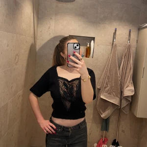 Unik överdel - Supercool stickad tröja köpt i Milano! Perfekt till vardag och fest. Lite nopprigt tyg, annars i mycket bra skick. Passar er som bär XS-S.❤️