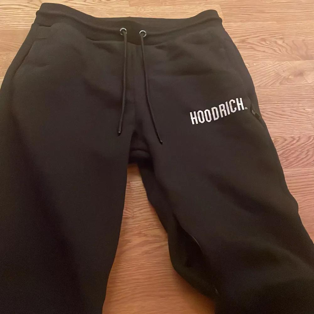 Hej! Säljer mina Hoodrich byxor i storleken S med en hemlig ficka. Om du har några frågor bara kontakta mig.(:. Tröjor & Koftor.
