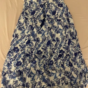 Lindex blå blommig lång kjol - Storlek M, lång kjol låg i midjan 💞
