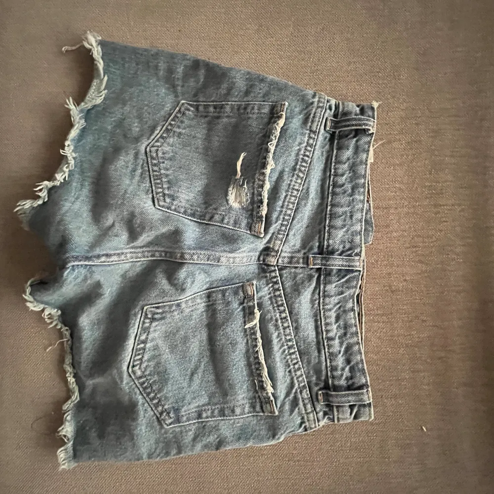 Säljer dessa jeans shorts från H&M. Har haft de i två år och har använt dem mkt, men inga defekter alls. Säljer då de är för små för mig❣️. Shorts.
