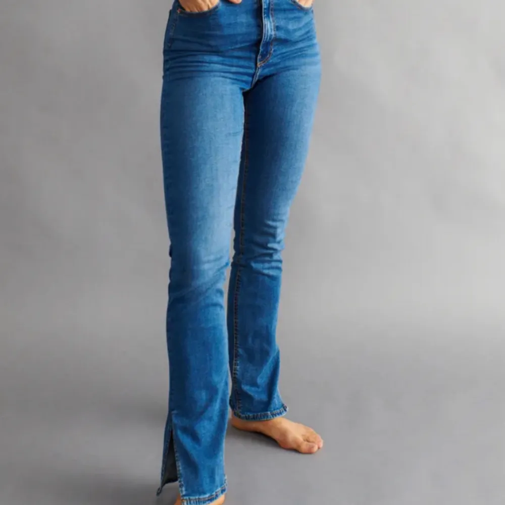 Fina jeans med slits vid slutet av jeansen från Gina Tricot i storlek S, modell Molly. Dom är ljusblåa och inte den färgen som visas på första bilden, men det är samma modell. Bild 1 är för att visa hur de sitter på. Köpta för 599kr🤍. Jeans & Byxor.