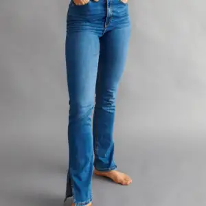 Fina jeans med slits vid slutet av jeansen från Gina Tricot i storlek S, modell Molly. Dom är ljusblåa och inte den färgen som visas på första bilden, men det är samma modell. Bild 1 är för att visa hur de sitter på. Köpta för 599kr🤍