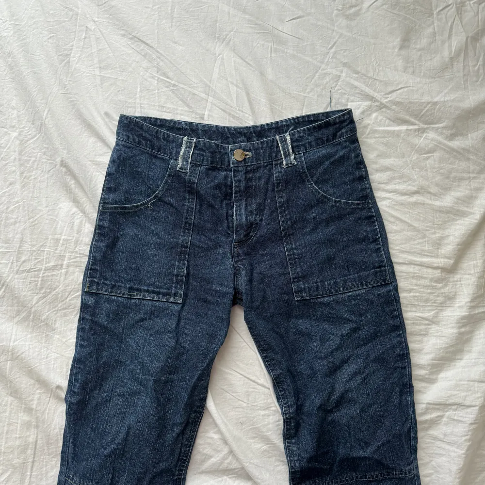 jeans som jag köpt från en secondhand affär några år sen, ingen lapp men skulle säga runt W28-30, midjemåttet är 39cm & innerbenet 75cm. pris går att diskuteras. . Jeans & Byxor.