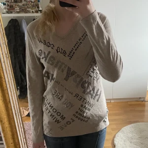 Långärmad tröja - Superfin lite tunnare tröja med glitter tryck på🤎 Anväd ett fåtal gånger 
