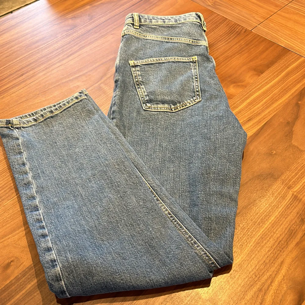 Knappt använda högmidjade jeans med lite mer vida ben.. Jeans & Byxor.