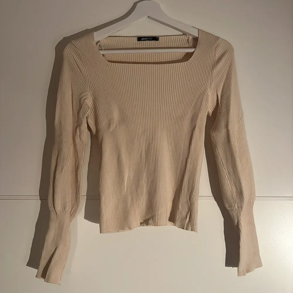 Långärmad topp från Gina Tricot i storlek XS. Ljusbeige i färgen, mycket sparsamt använd!!. Toppar.