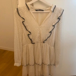 Volangklänning zara  - Helt ny klänning endast testad säljer då det inte är min stil! Storlek M🫶🏻 men passar xs/s från zara! Jätte fin till sommaren och skolavslutning 